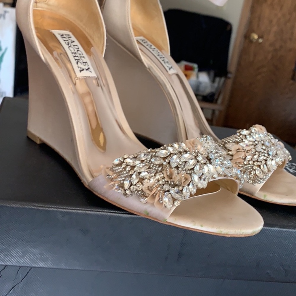 Like new - Badgley Mischka Wedges